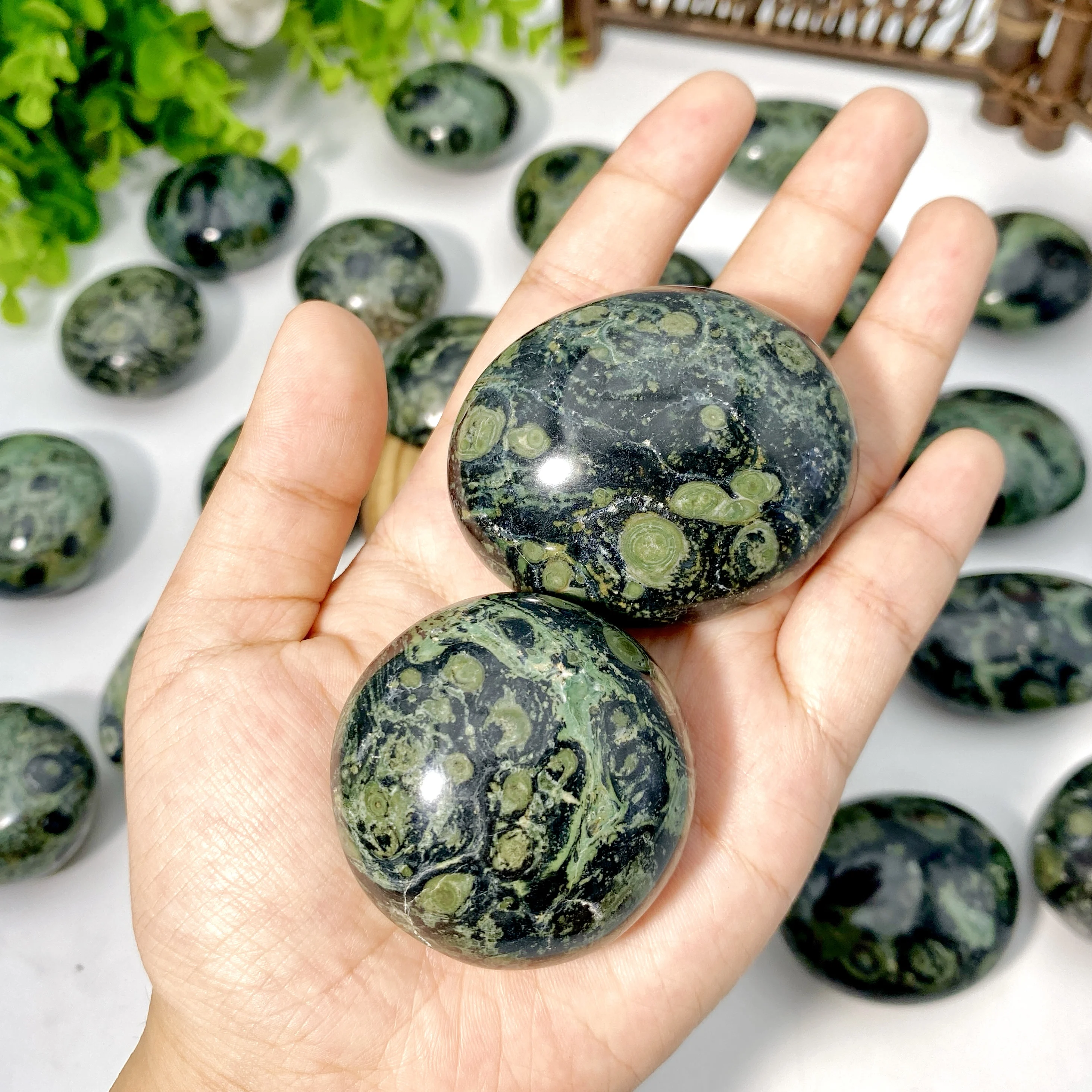 1PC Random High Quality Peacock Eyes Palm Natural Crystal Palm, Birthday gift, Home Decoration, Party decoration.
