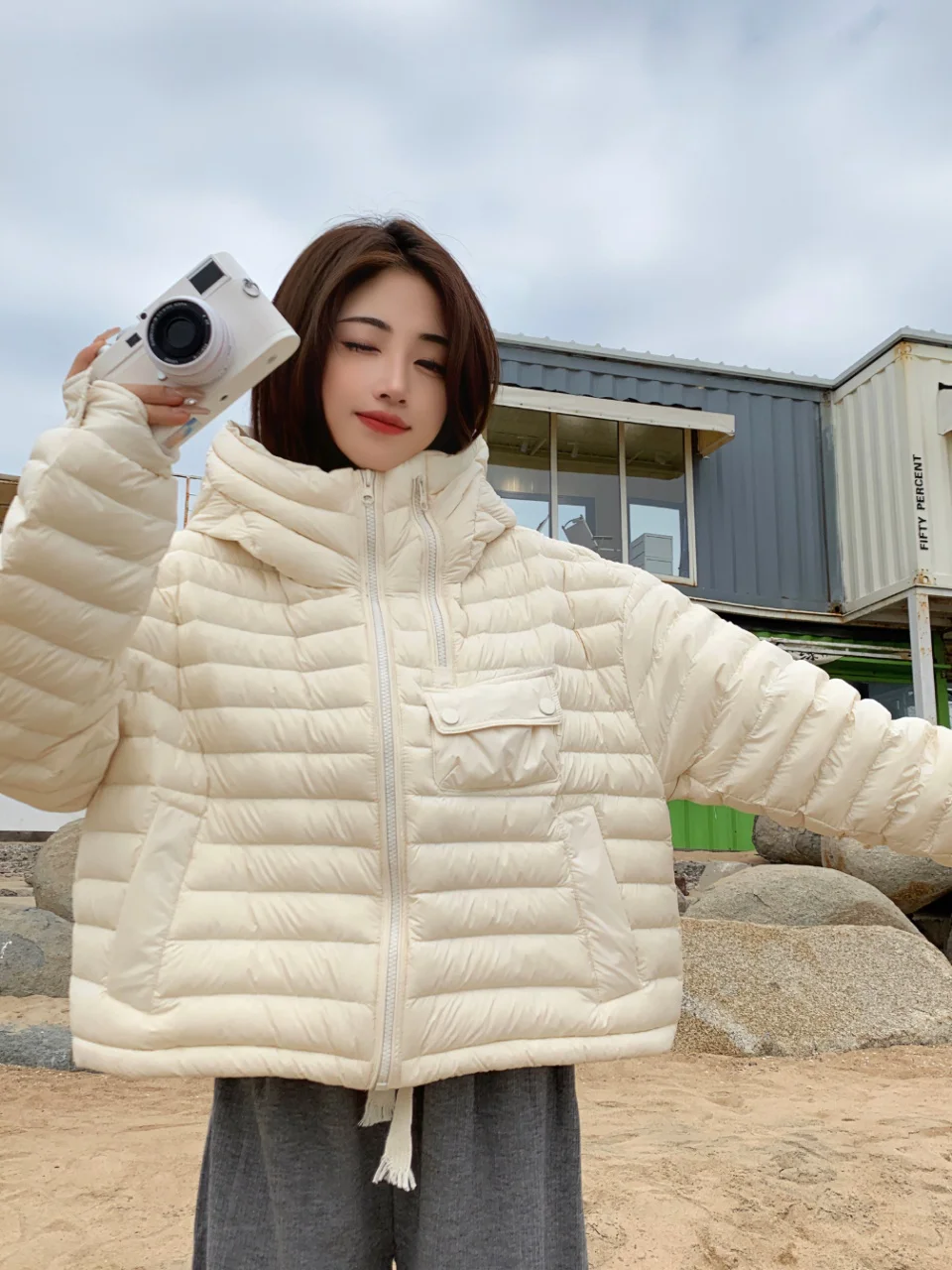 

CXFS 2025 Новый осенне-зимний легкий пуховик женский теплый свободный комплект из 90% белого утиного пуха с капюшоном короткое пальто