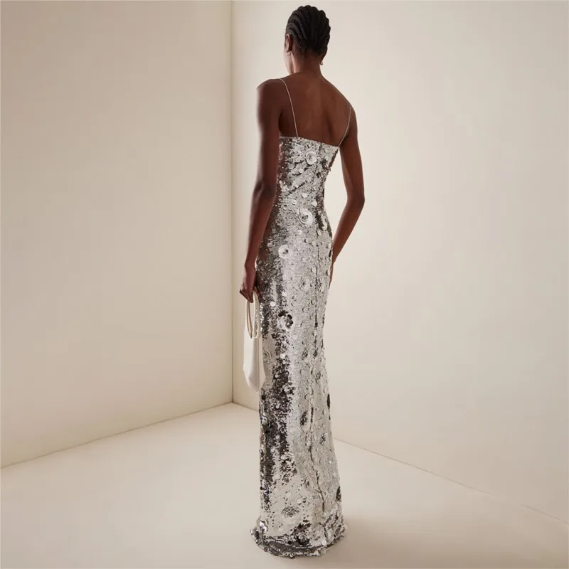 Um vestido halter leve e luxuoso com prata de girassóis e lantejoulas cobrindo as nádegas