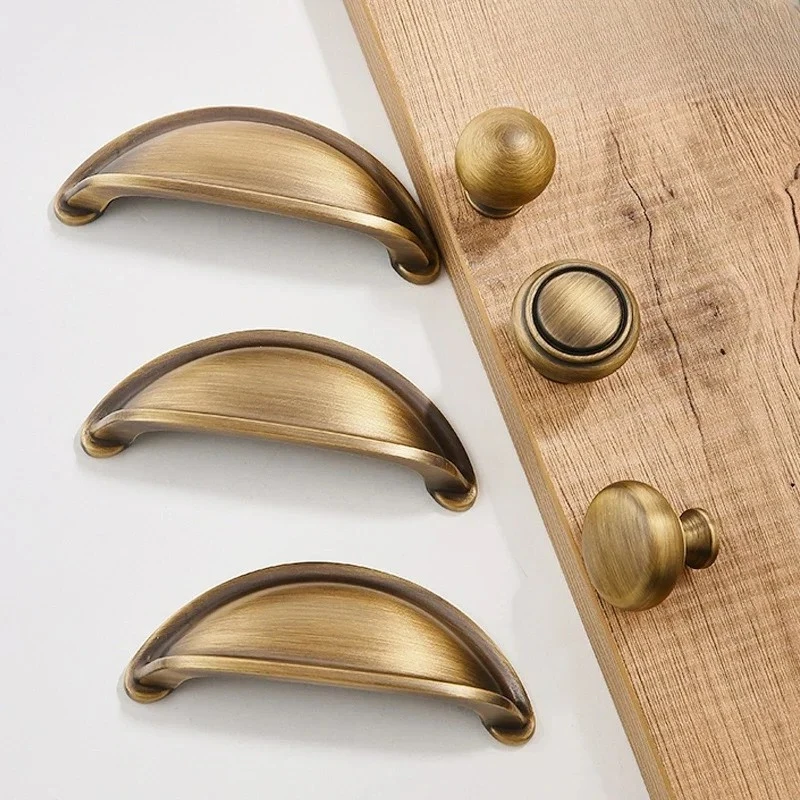 Brass French CreamStyle Brass Drawer Pull with Shell in New Chinese Style Single Hole for Retro Wardrobe and Cabinet Door Handle