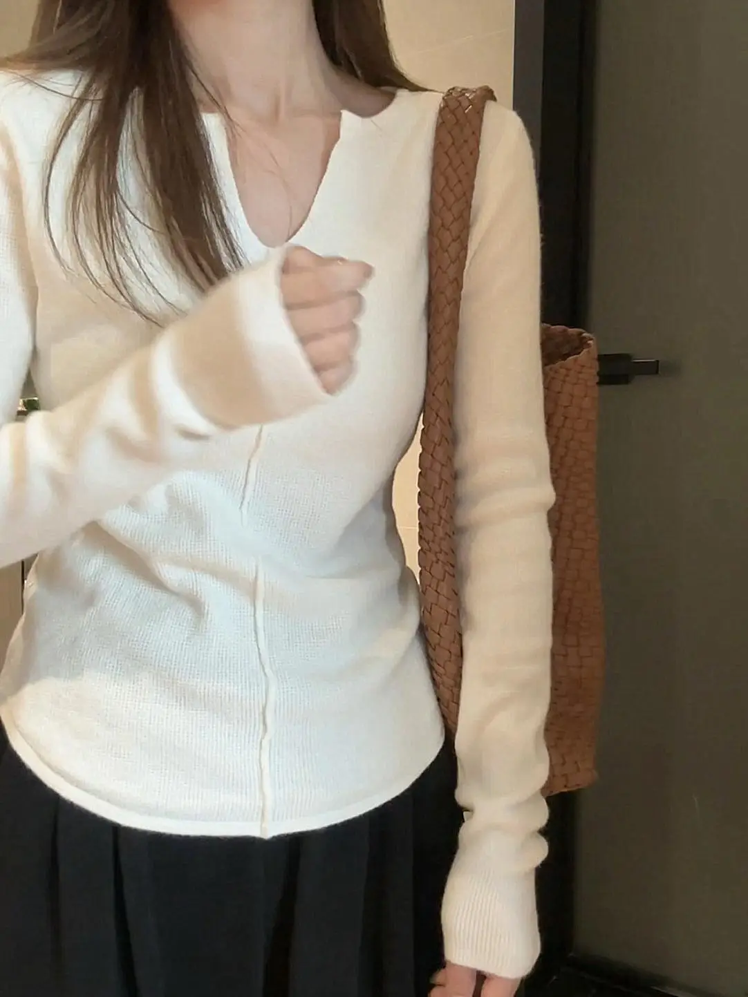 

White V-Ne Long Sve Base irt Women's Early Autumn Inner Wear Can Be Worn outside Slimming Knitted Top Faionable Base...