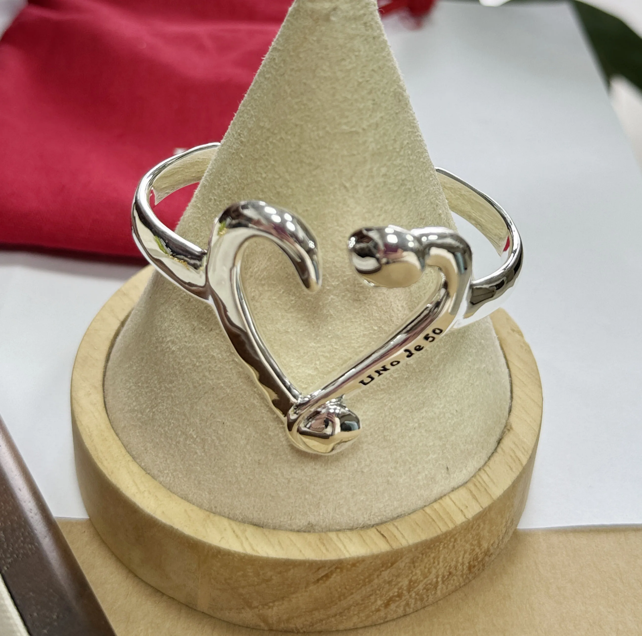 

New hot selling European and American fashion trend exquisite bracelet women's romantic high-end jewelry gift bag