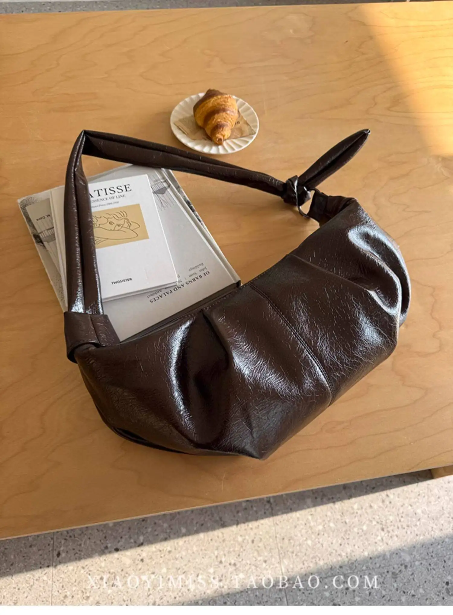 

Korean Ins Large Capacity Retro Oil Wax Leather Folded Dumpling Bun Lazy Style Casual Versatile Shoulder Bag