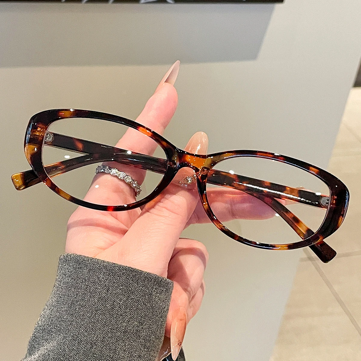 New Fashionable Flat Glasses, Retro and Versatile, Suitable for Everyday Wear, Casual Protection, and Visual Enhancement