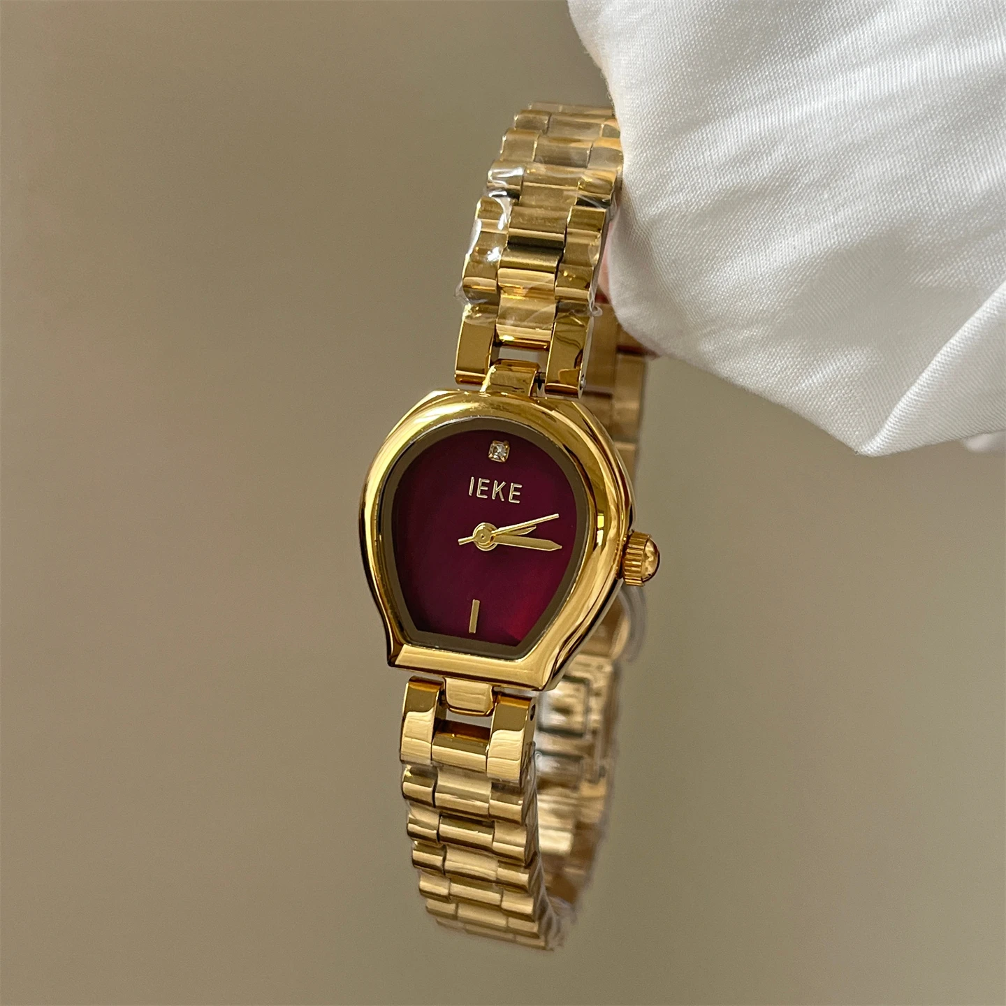 

A niche arched small gold watch with steel strap for women, light luxury, exquisite fashion, elegant quartz watch