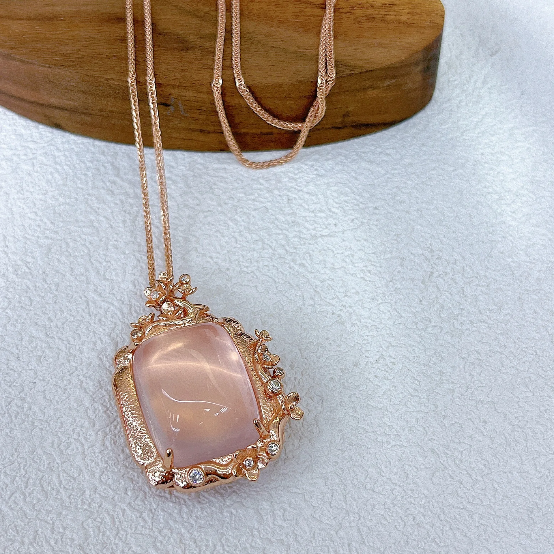 

Ожерелье с подвеской из розового кварца 18x24 мм с серебряной цепочкой, серебро S925, покрытие из розового золота