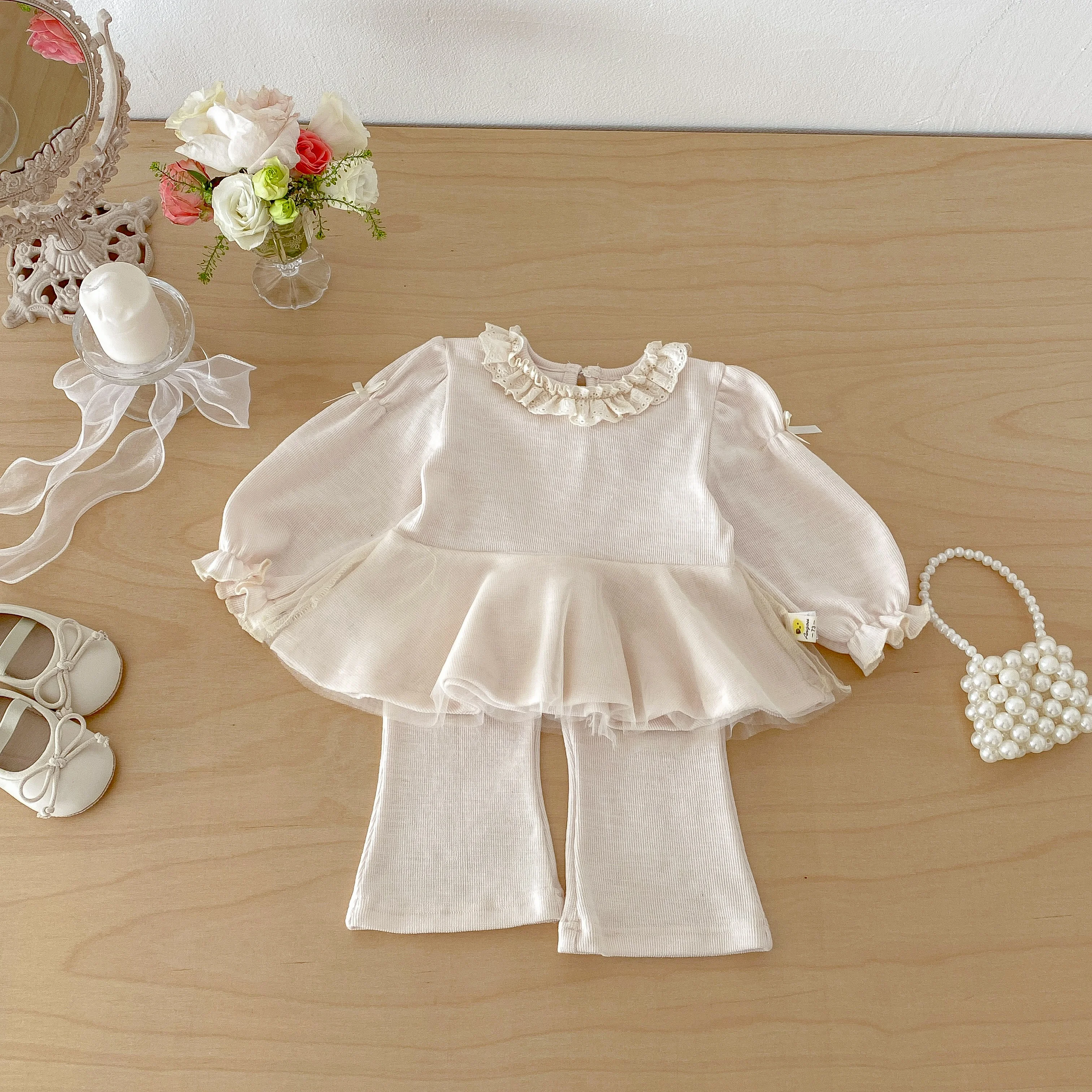 Mädchen-Mode-Set 2026 im koreanischen Stil für Frühling-Herbst, Netzschal, Schleifenbluse mit ausgestellter Hose - Zweiteiliges Set für Mädchen – Detail 1
