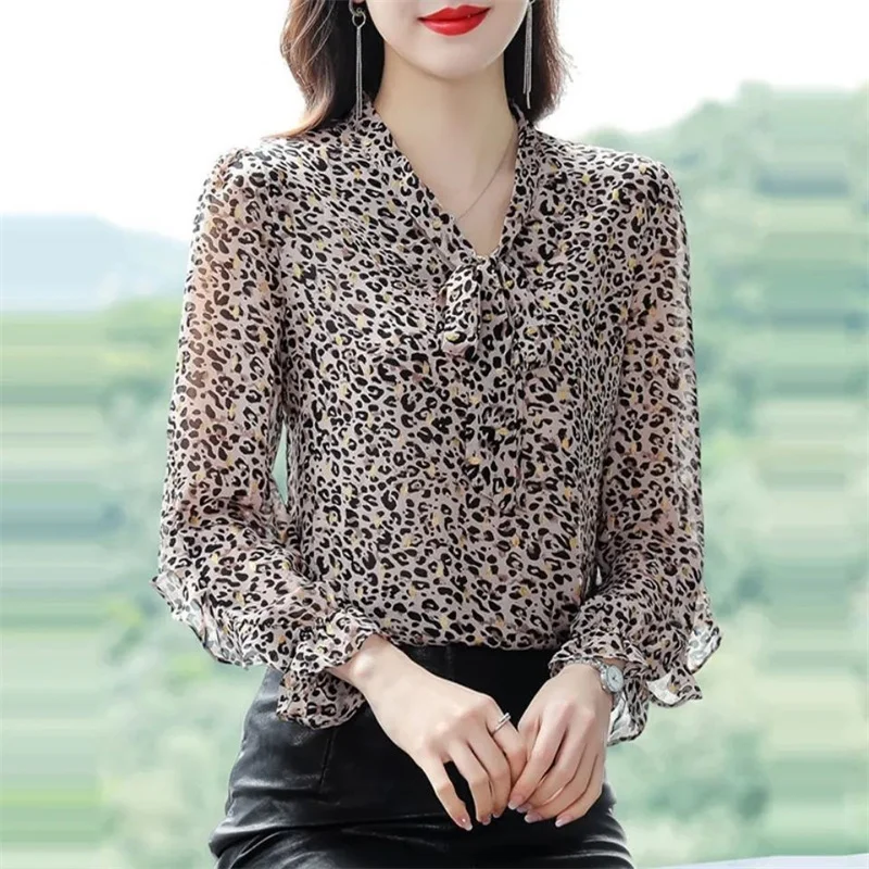 Blusa informal de gasa con estampado de leopardo para mujer, camisa de manga larga con cuello de pico y lazo, Top holgado elegante de moda coreana