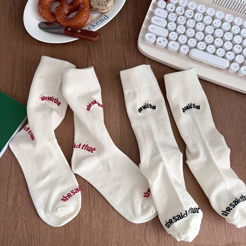 Calcetines de tubo medio transpirables de Color sólido con letras bordadas en inglés, calcetines sencillos e informales con letras She Said That para niñas y parejas