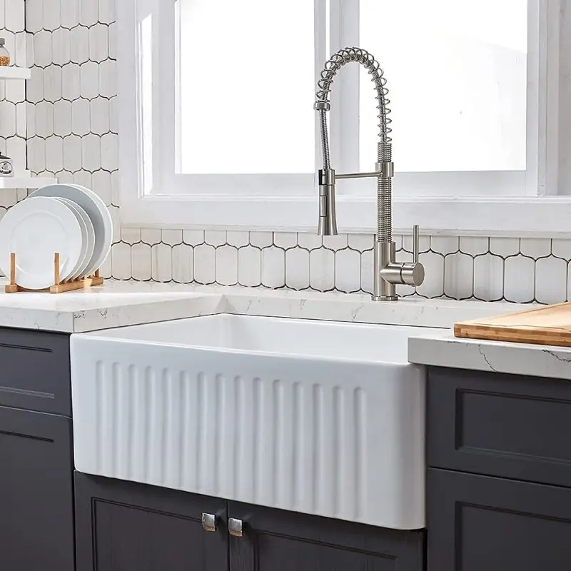 وعاء بتصميم نظيف سهل Fireclay يعمل بالوعة المسطحة المقاومة للبقع Fireclay 33 لتر × 20 وات حوض مطبخ المزرعة مع شبكة وسلالة