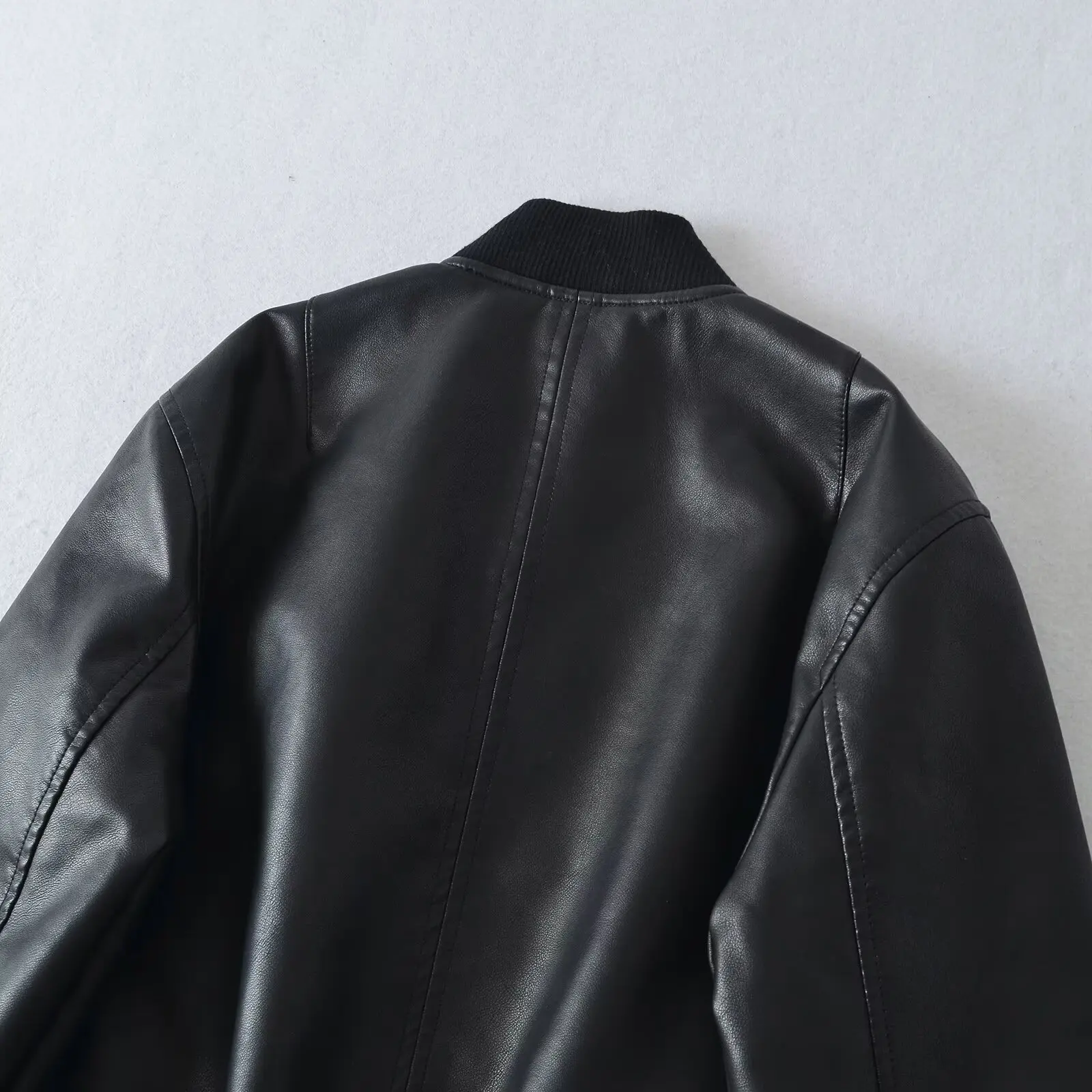 おしゃれなラウンドネックジッパー付きジャケット レディース PUレザーコート 多用途スタイル 通勤 防風 長袖 ショート丈 ジッパー開閉