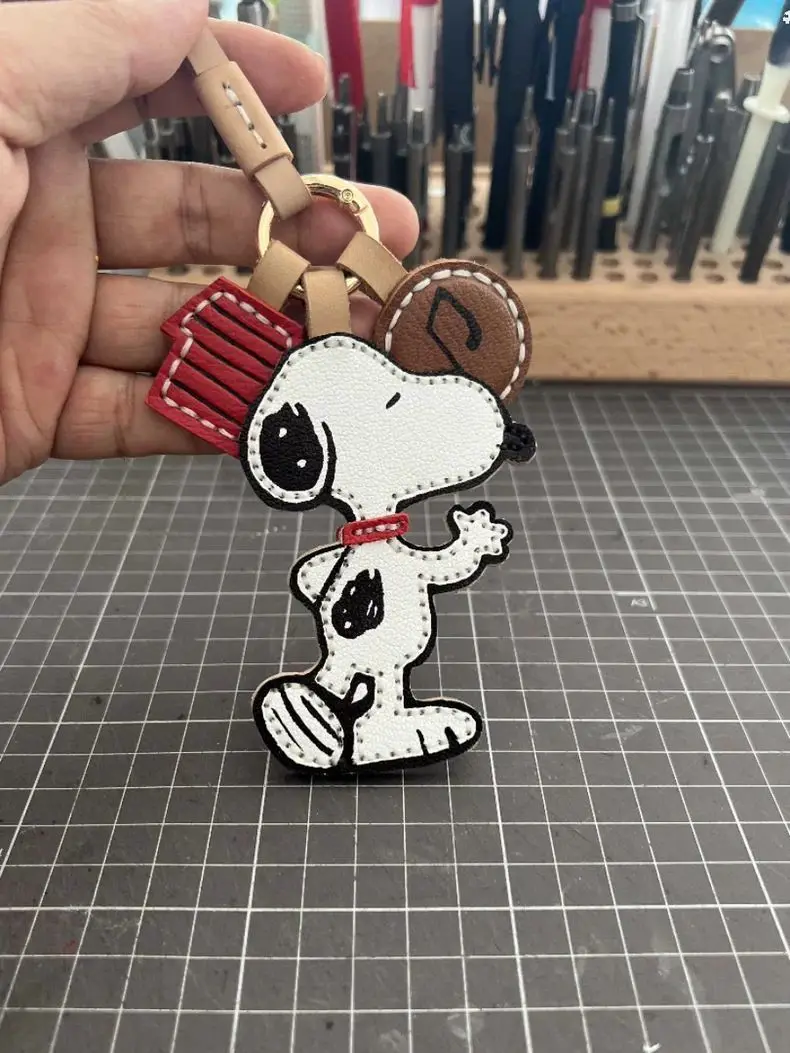 سنوبي الكرتون لطيف دمية الجلود اليدوية المفاتيح الإبداعية Kawaii الفتيان والفتيات حقيبة ظهر للطلاب قلادة تزيين هدية