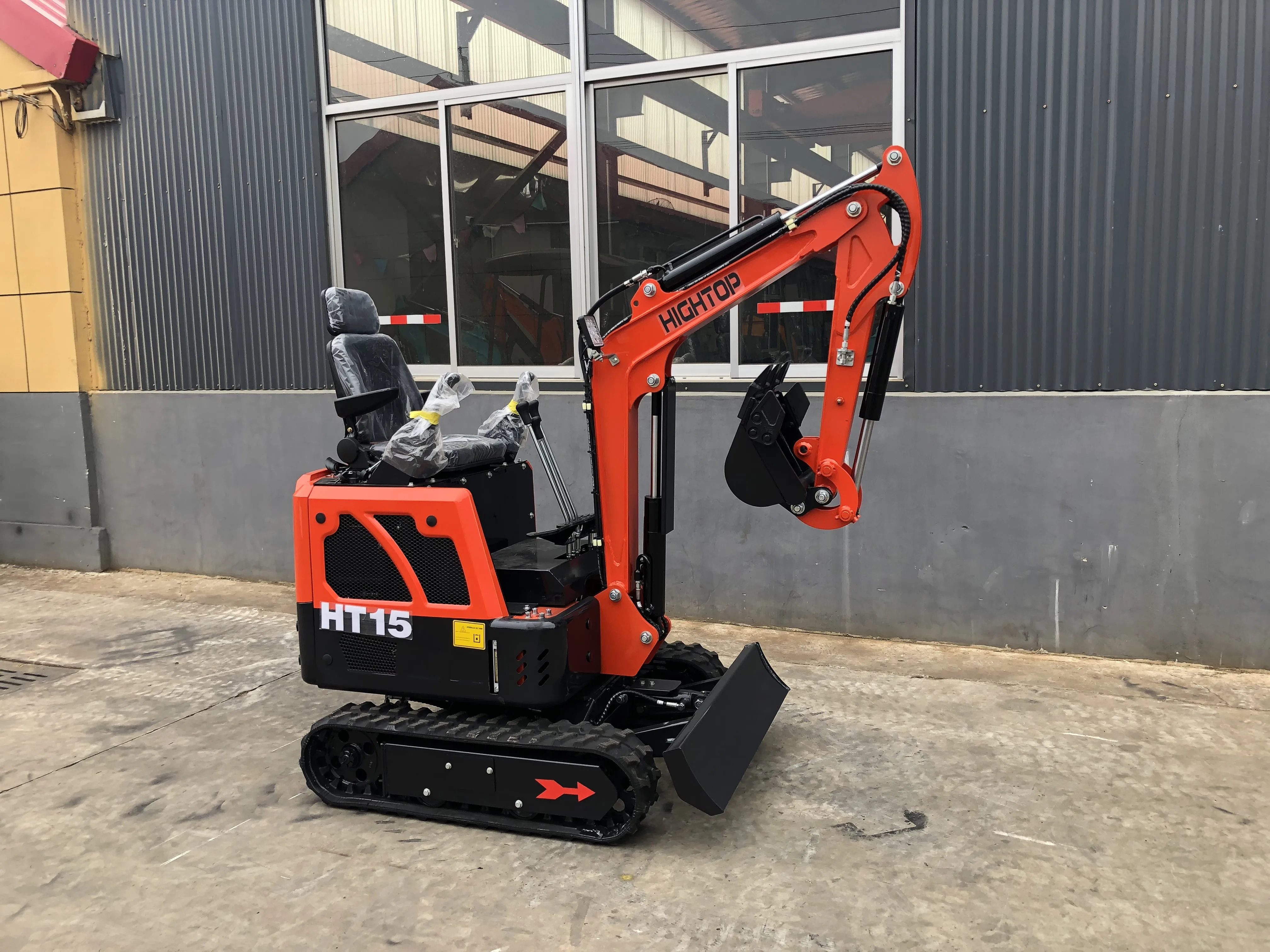 Hightop HT15 Pro Le mini-pelle hydraulique piloté qui révolutionne les petits chantiers professionnels