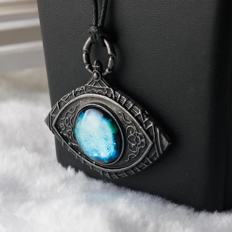 Game Bloodborne Cosmic Demon Eye Necklaces Crow Hunter Wheel Hunter Badge Pendant Necklace Fans Cosplay Props Jewelry Gift