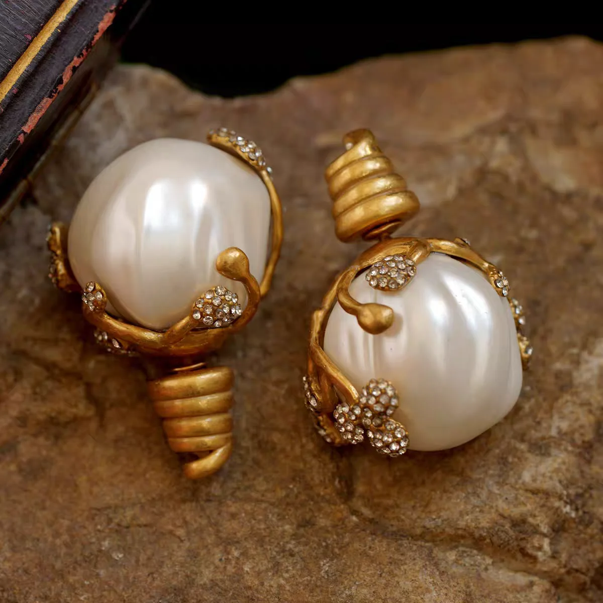 

Женские серьги-гвоздики с большим цветком и жемчугом, винтажные серьги, элегантные минималистичные украшения, новинка 2025 года