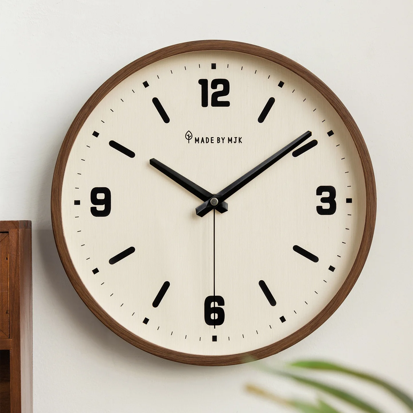 Fashion Minimalist Wall Clock, Walnut Wood Grain Home Quartz Clock, Vintage Simple Hanging Watch for Living Room