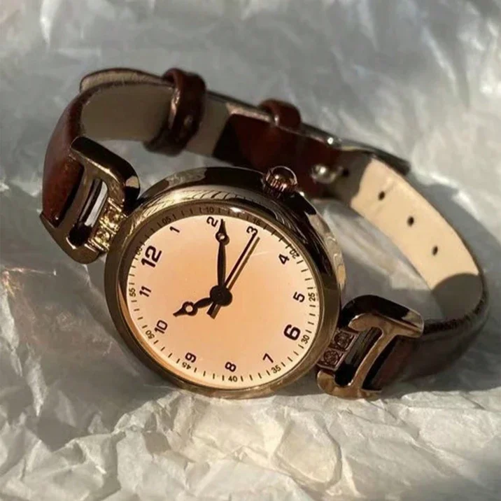 

Женские ремешки с круглым цифровым маленьким циферблатом в стиле ретро, нишевые легкие роскошные модные кварцевые часы в британском стиле, подходящие для повседневного ношения