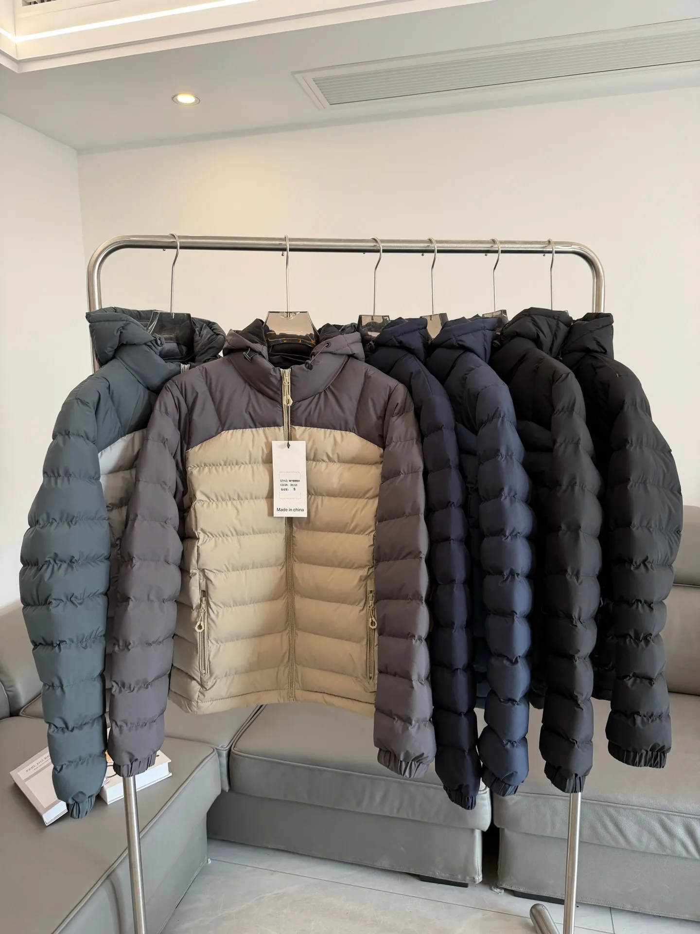 

Утепленная хлопковая куртка для мужчин: модная зимняя спортивная одежда для активного отдыха с отстегивающимся капюшоном, прямым низом и застежкой-молнией