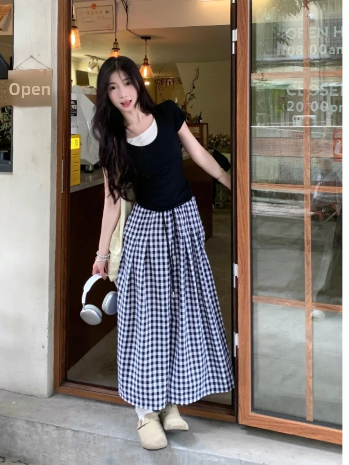 

Женский комплект больших размеров: корейская футболка с коротким рукавом и летние брюки-юбка А-силуэта с высокой талией и широкими штанинами. Модный трендовый комплект.