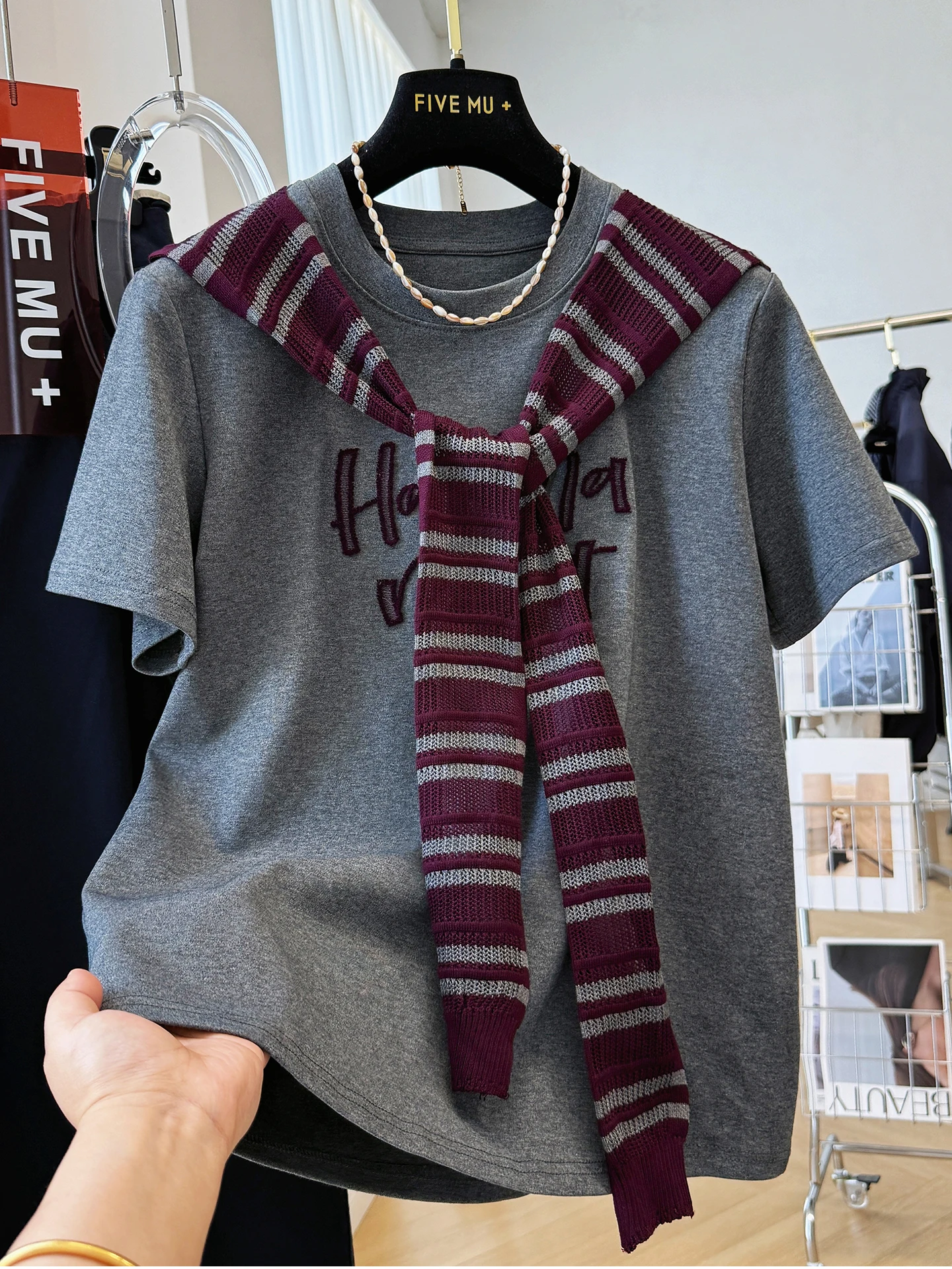 تي شيرت كوري كبير الحجم 300 بو مع وشاح وحروف مطرزة على الكتف للنساء في أوائل الخريف...