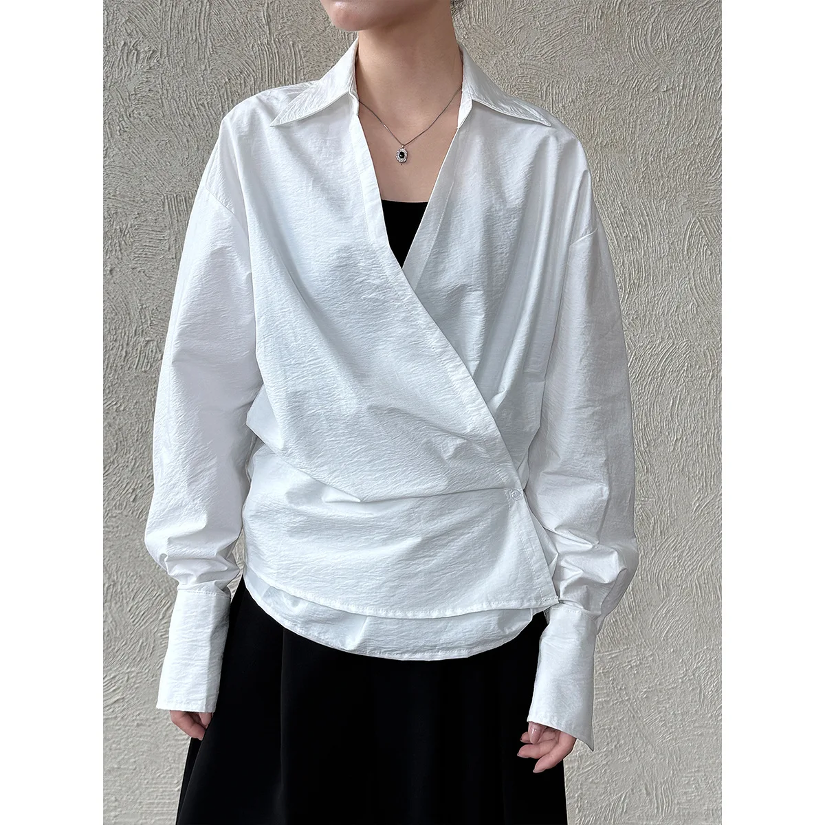 

V-neck Irregular Waist Shirt Women's 2025 Autumn New Korean High-end Shirt Shirt