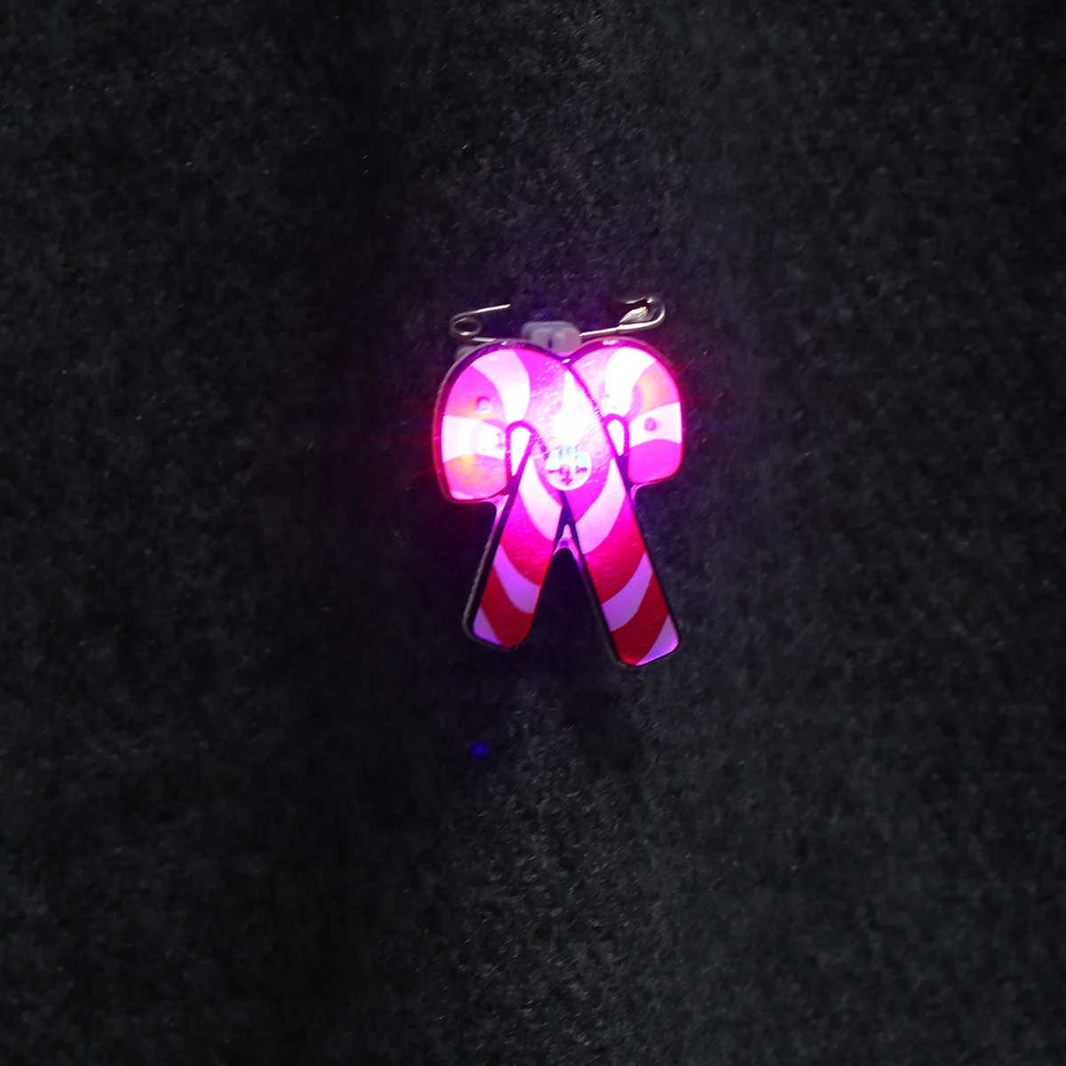 

25 Pcs Glowing Badges Christmas Glitter Shirt Enamel Boutonniere Brooches Luminous Pins Jewelry Corsage Shirt Boutonniere Gifts
