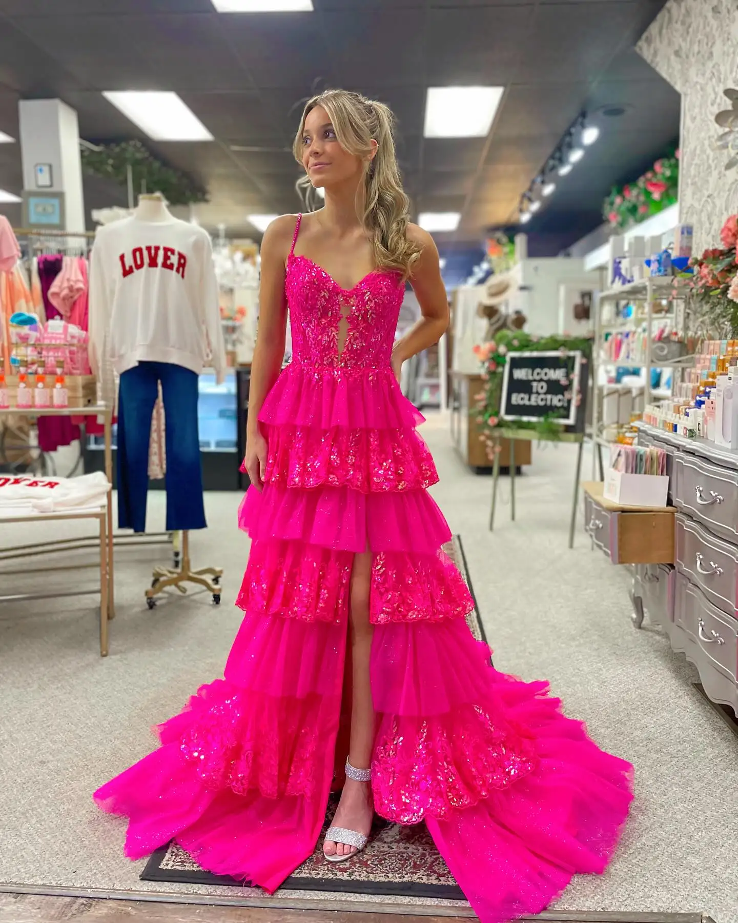 ゴージャスなスパゲッティストラップティアードレースプロムドレスグリッターアップリケスパンコールフリルハイスリットイブニングドレス高級パーティードレス