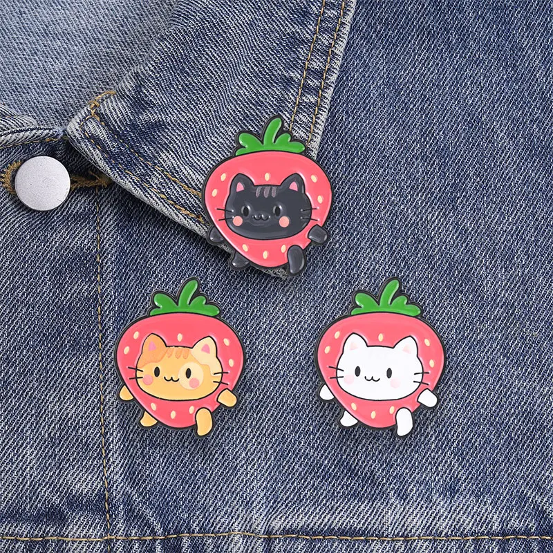 Cartoon-Erdbeer-Katzen-Emaille-Pin: Niedliche Frucht-Tier-Brosche mit Katzenköpfen, die aus roten Erdbeeren spucken – Dekoration für Rucksack und Jacke, Geschenk – Detail 11