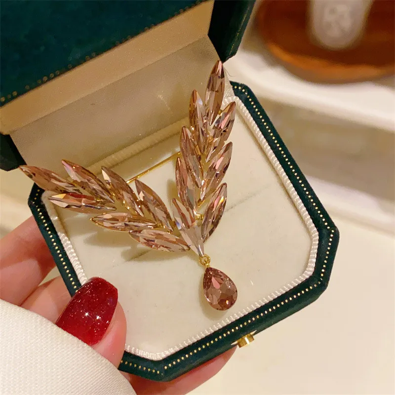 CC Shining Coat Pins Women Accessories Luxury Zirconia Wing Shape Brooches Crystal Pendant Super Flash Scarf Clasp Gifts B104