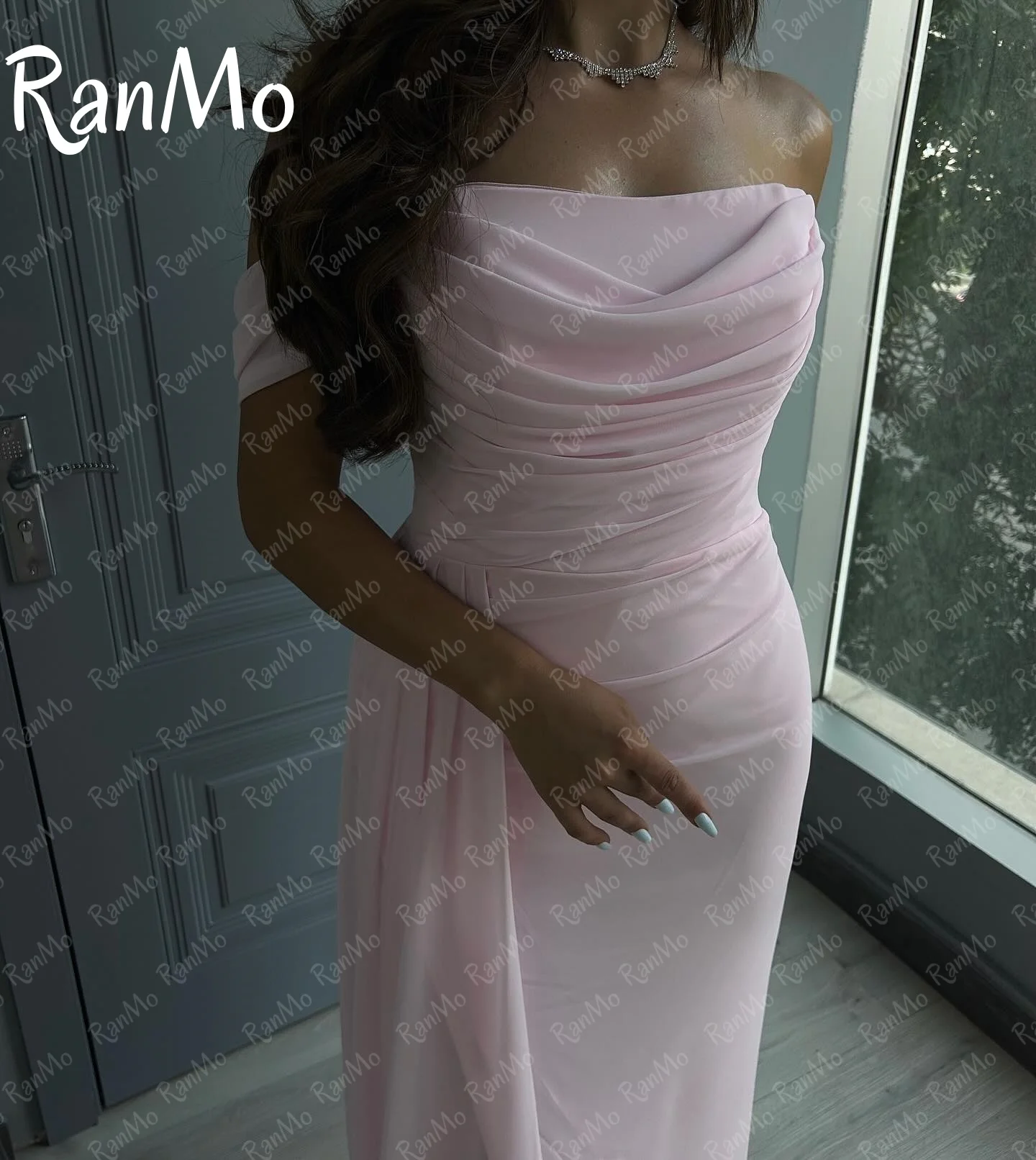 Ranmo Abiti da ballo in chiffon rosa personalizzati con spalle scoperte Pieghe a trapezio Lunghezza pavimento Abito da cerimonia nuziale Elegante da sera per donna