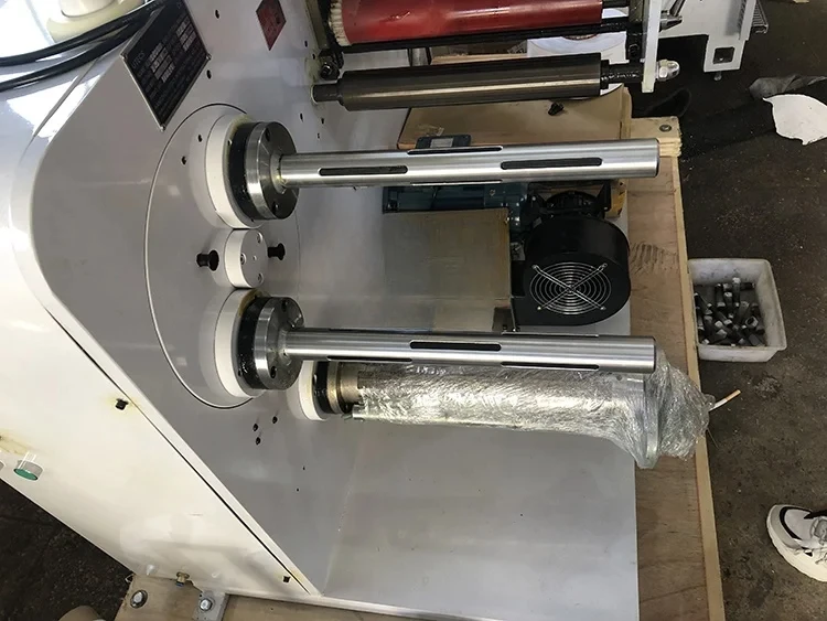 Taglierina e riavvolgitore per etichette adesive a torretta automatica ad alta velocità