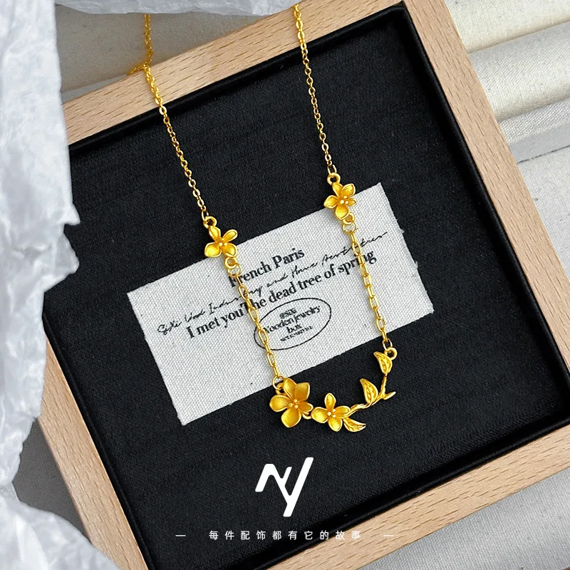 

A genuine gold 999 niche design flower collarbone necklace, an exquisite women's necklace