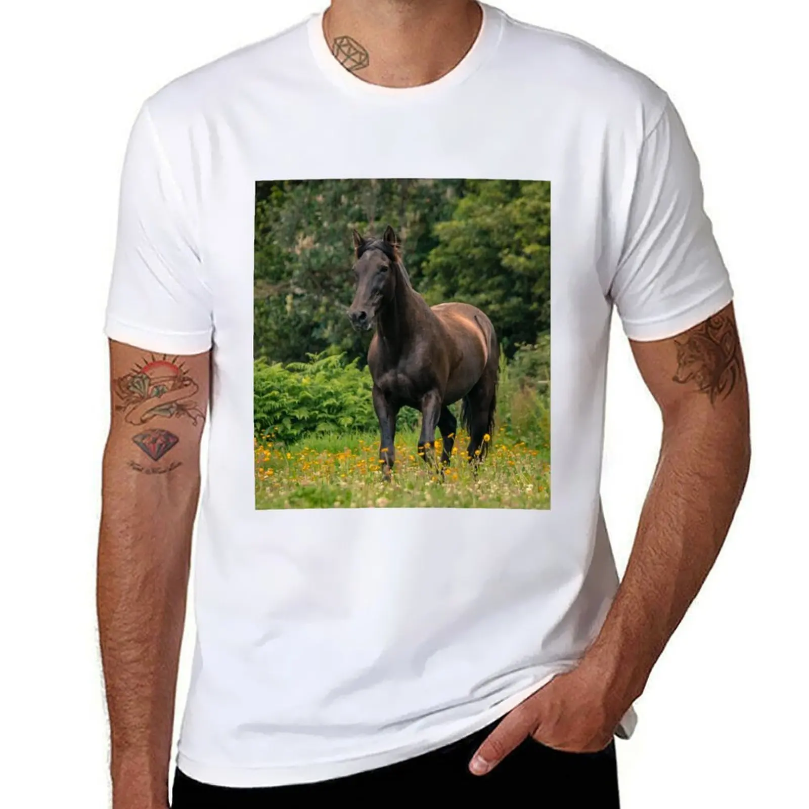 Caballo de cuento de hadas negro, raza Lusitano, corriendo libre al aire libre en el campo de flores. Camiseta algodón camisetas hombre 100% camiseta
