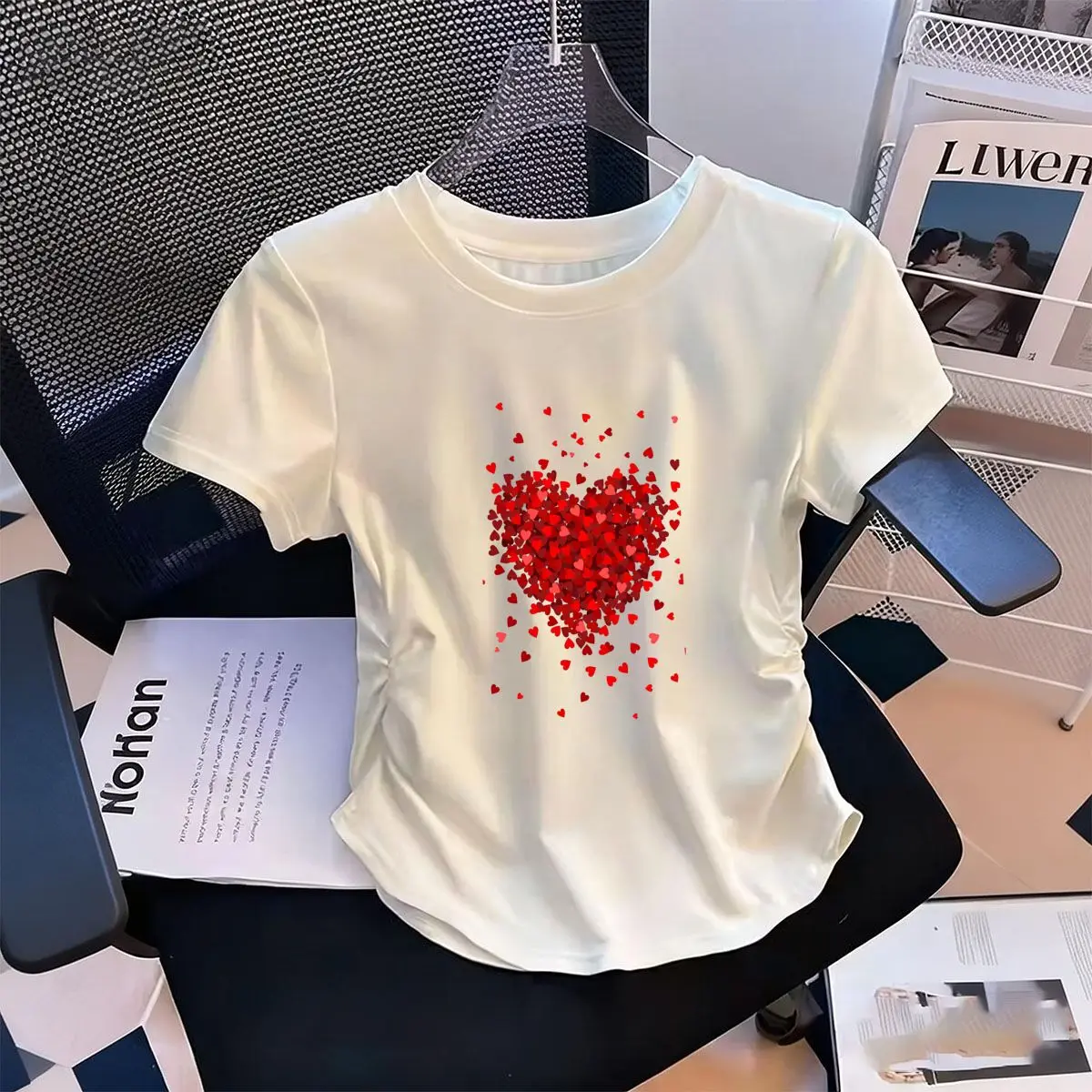 

Женская эластичная футболка с эффектом утяжки талии, с принтом в виде цветов в форме сердца, с короткими рукавами и круглым вырезом.