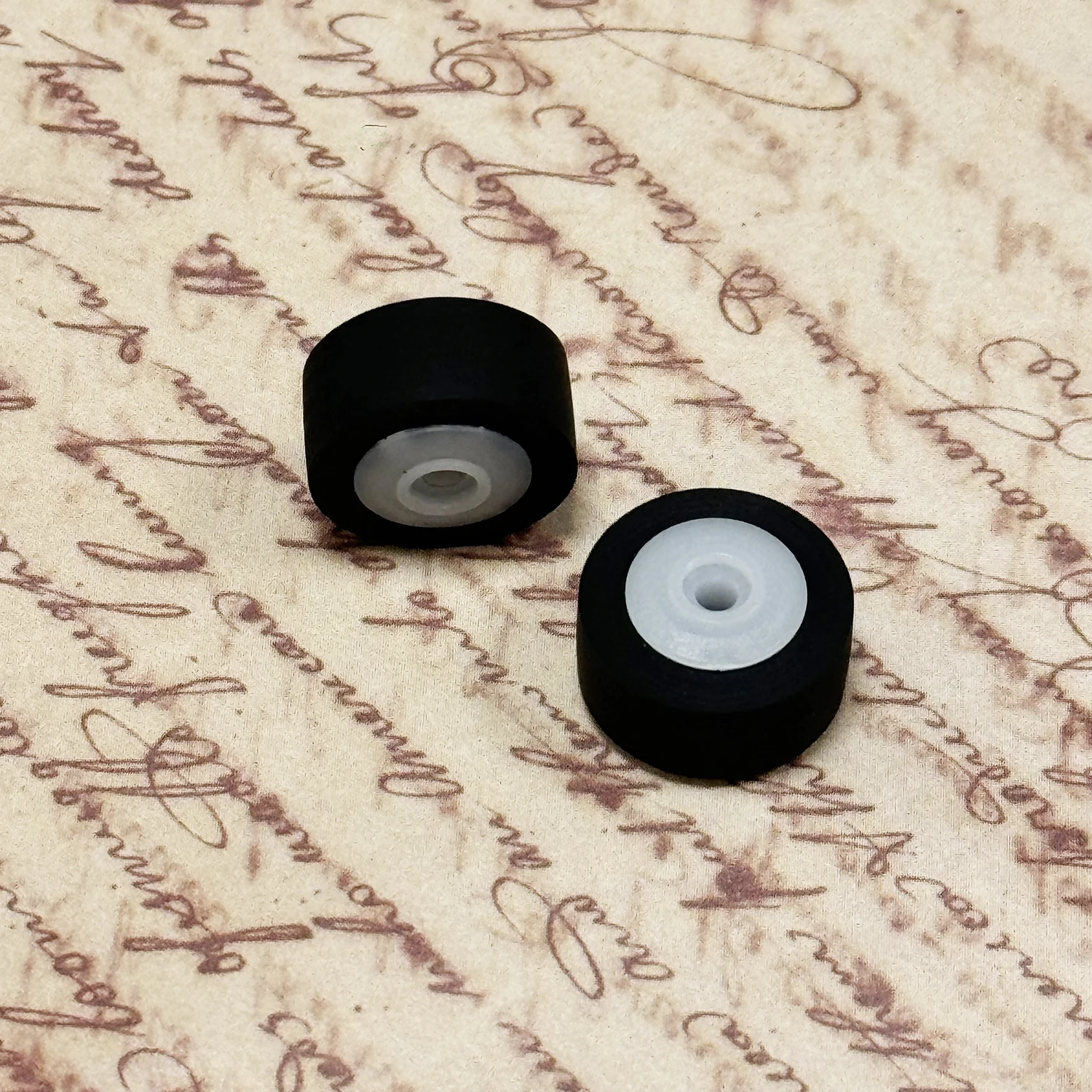 Pinch Roller Rubber Cassette Deck 9mm x 7mm x 1.5mm / 9 x 7 x 1.5mm Pinch Roller Tires With Plastic Shaft Part Replacement