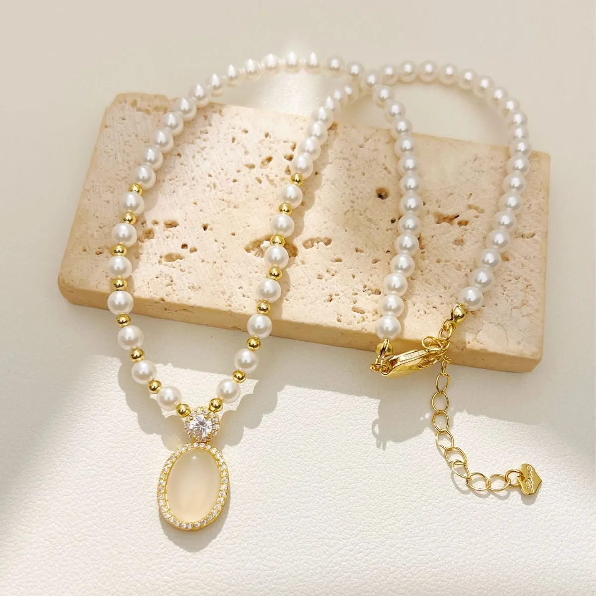High-end oval cat's eye stone pendant pearl necklace light luxury versatile accessories
