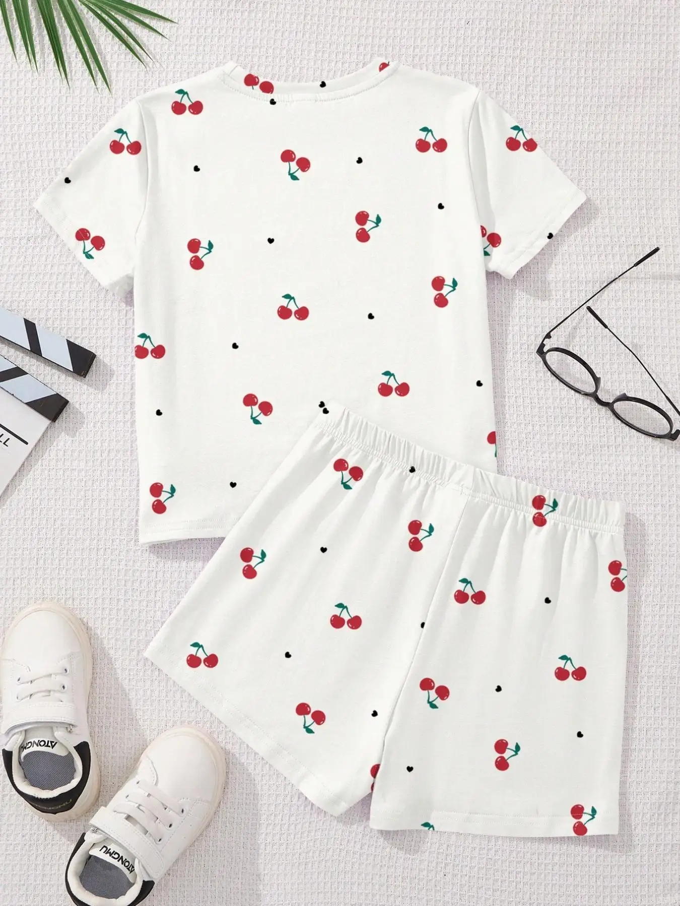 Girls' Cherry Pattern Print Set, White Short-Sleeved Top with Cherry Print + Shorts Two-Piece Set, Fresh and Fashionable, Suitable for Children Aged 4-12, Summer Casual Wear for Home and Outings
