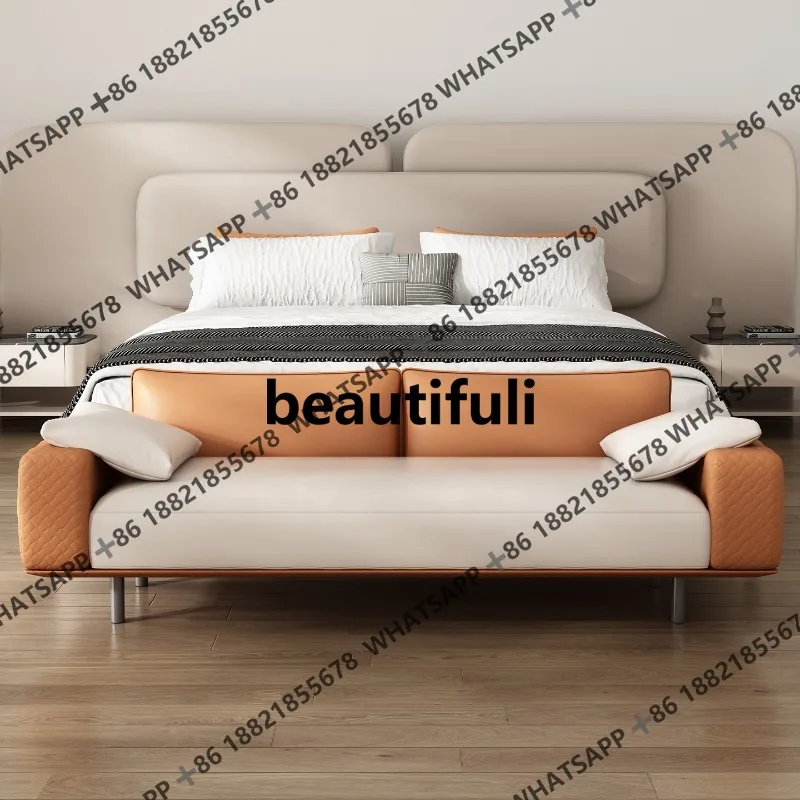 

Небольшая квартира, небольшой диван, спальня, прикроватный табурет в конце кровати, повседневный прямой рядный диван.