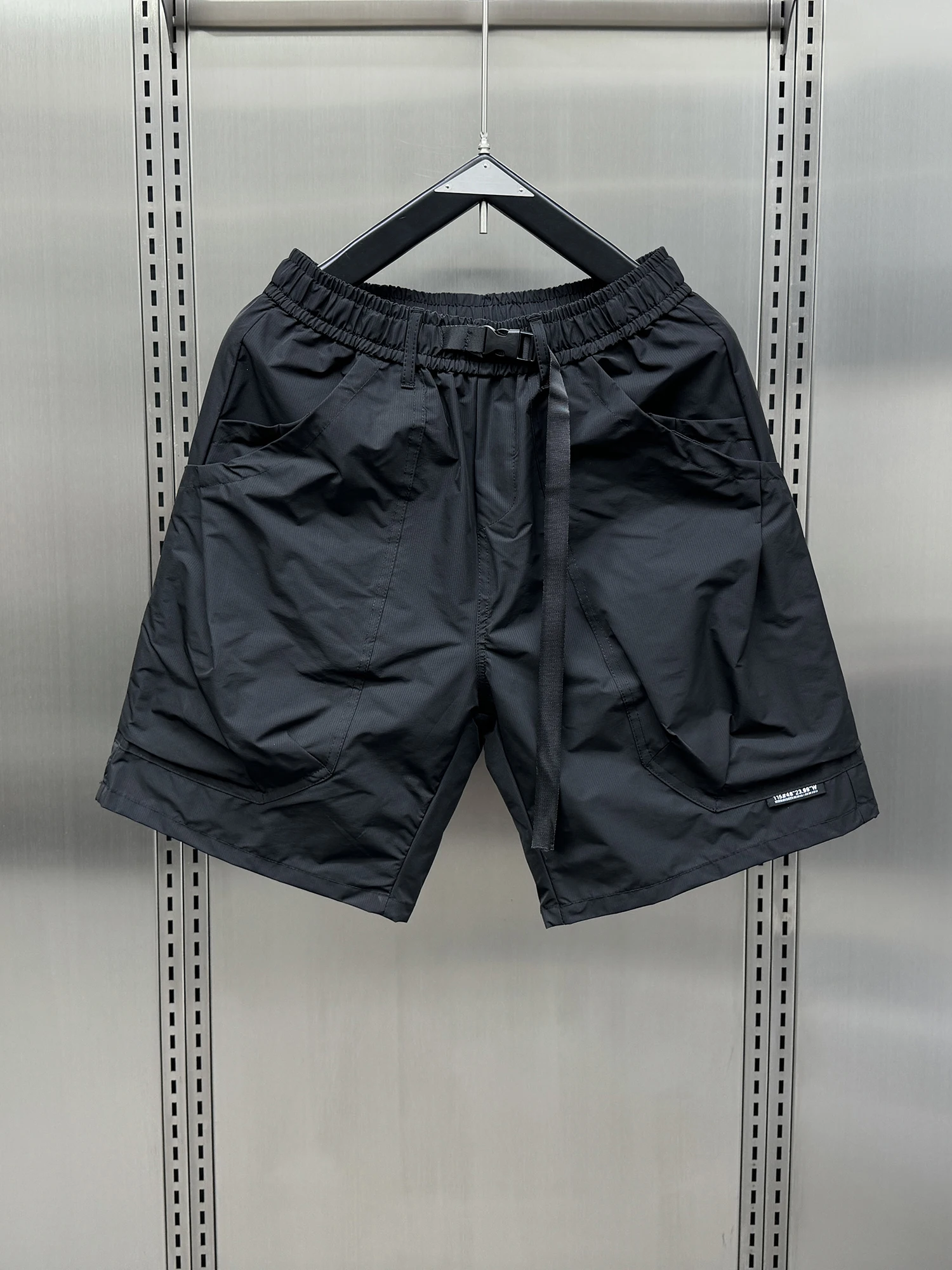 

Летние мужские модные универсальные спортивные шорты 2024 года: новые свободные прямые шорты в американском стиле, молодежная энергия