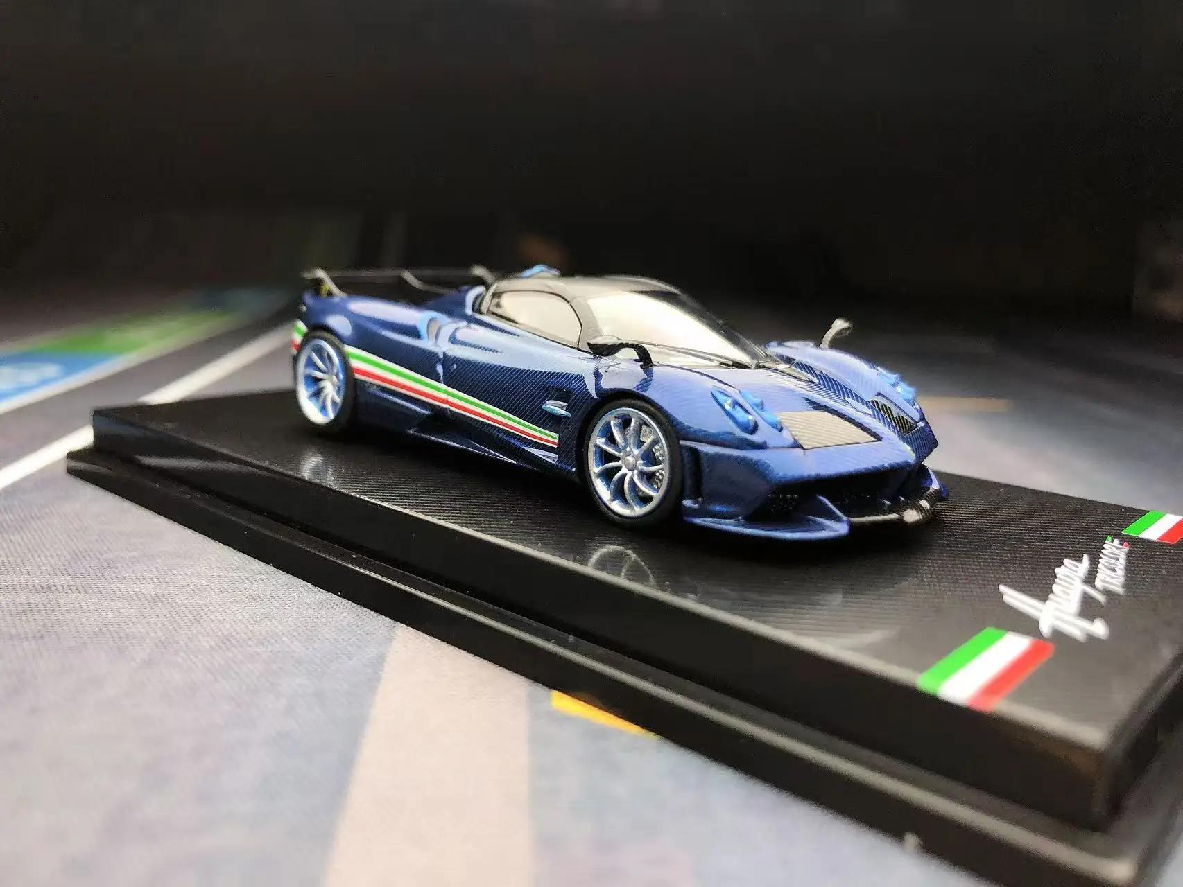 

In theBox Store CM 1:64 Blue Carbon Huayra Tricolor Racing Sports Model Diecast Metal Car