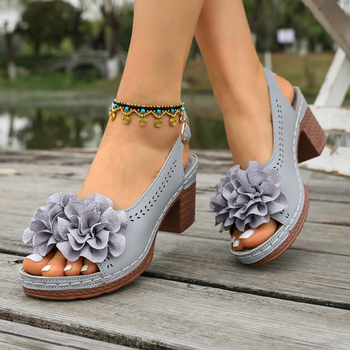 Damen-Sandalen mit Blockabsatz, Sommermode, Blumenmuster, hohle Strandschuhe, leichte High-Heel-Sandalen für Damen