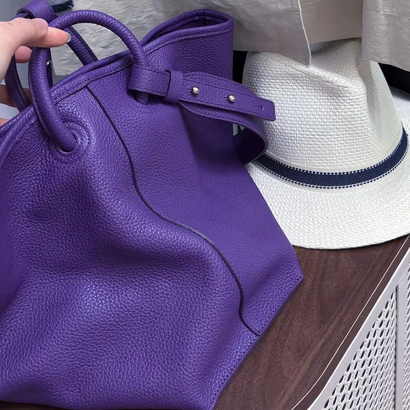 

Фиолетовая сумка-мессенджер через плечо: легкая роскошь, нишевый дизайн, премиальный стиль, портативная, вместительная, в форме ведра, летняя коллекция