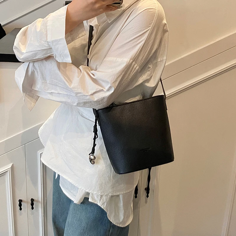 Pure Color Trendy Mini Shoulder Bucket Bag for Women with Lychee Pattern Pendant Pu Leather Crossbody Handbag