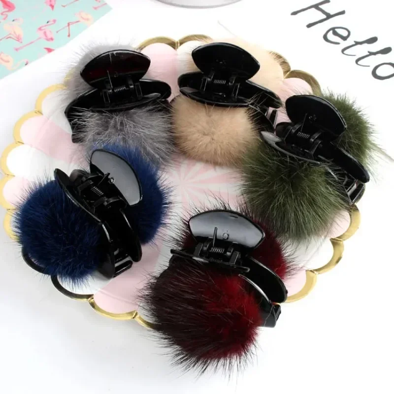 Koreańskie nowe urocze pazury do włosów Mink Faux Fur Plush Hair Claw Hairpin Head Pom Pom Clips Fashion Jewelry Women Girls Hair Accessories