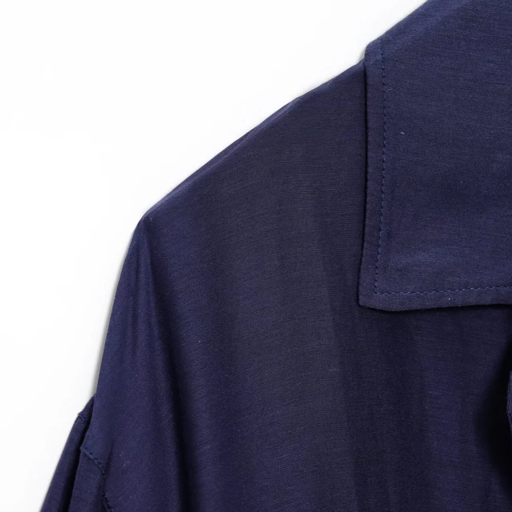 เสื้อเชิ้ตผู้หญิงทรงหลวมมีปก แขนยาว มีกระดุมและกระเป๋า สไตล์ใหม่สำหรับฤดูใบไม้ผลิและฤดูร้อน