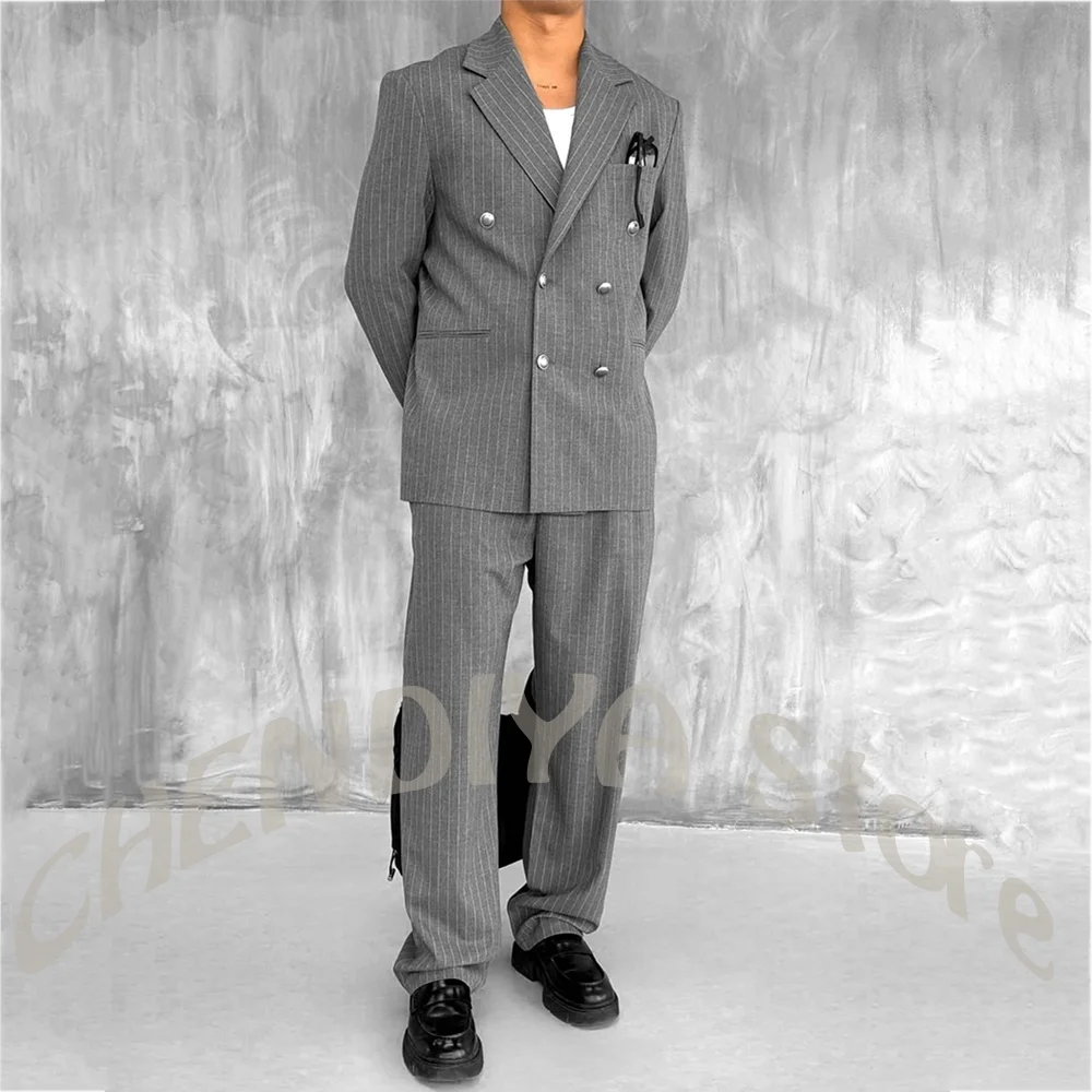 

Chic Men's Grey Striped Two Piece Suit Double Breasted Peak Lapel Blazer Straight Fit Pants Retro Formal Business Party Oufits