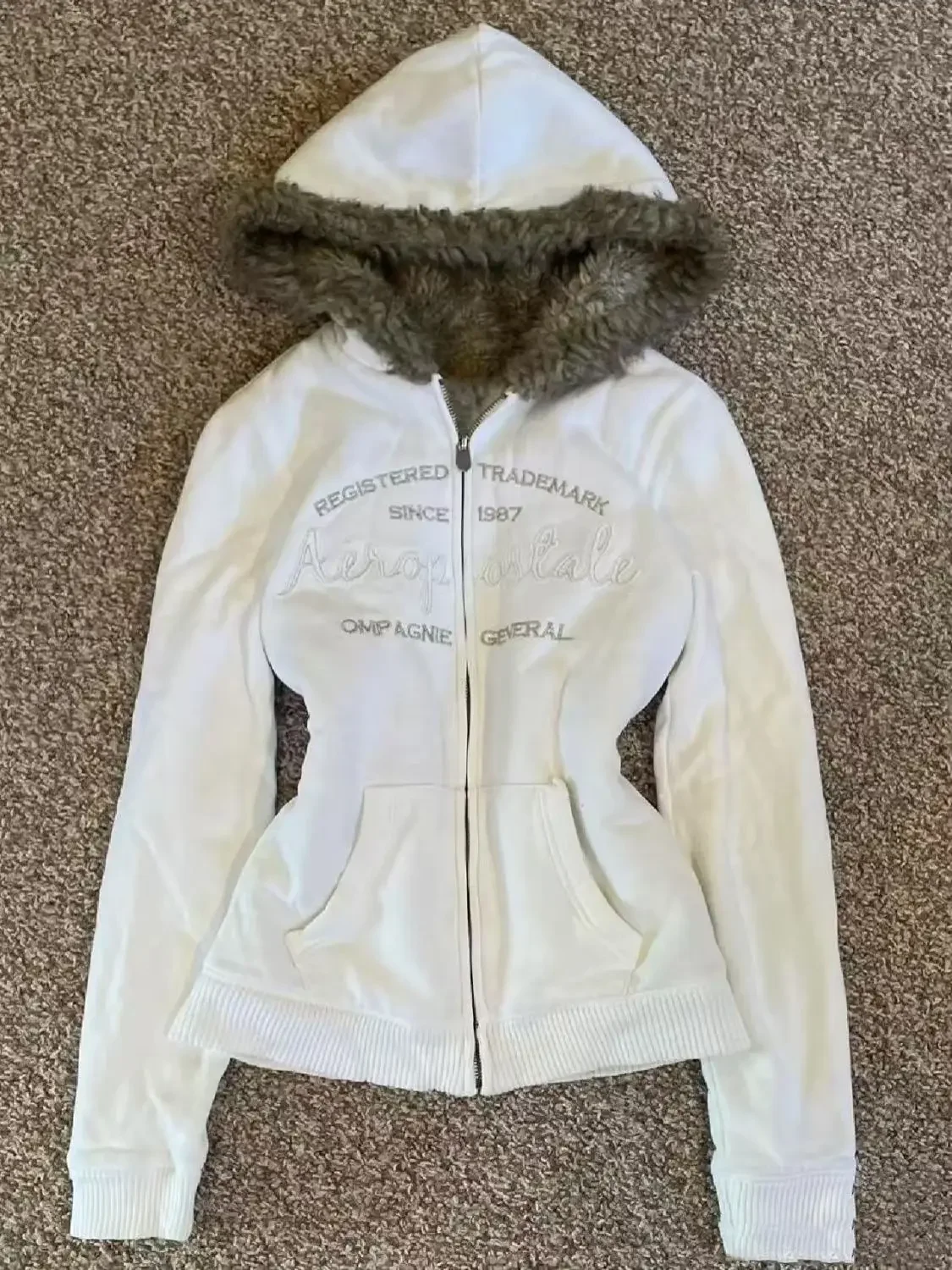 เสื้อฮู้ดซิปสไตล์วินเทจปักลายตัวอักษรสีดำแบบอเมริกันย้อนยุค ปี 2025 สำหรับผู้หญิง สไตล์โกธิค พังก์ ลำลอง ทรงเข้ารูป ตกแต่งผ้าแบบแพทช์เวิร์ค