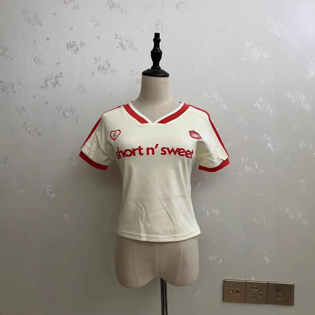 Kurzes N' Sweet Tee-T-Shirt aus Baumwolle mit Rundhalsausschnitt und kurzen Ärmeln im Street-Style mit süßem, frischem Aufdruck für die North America-Tour