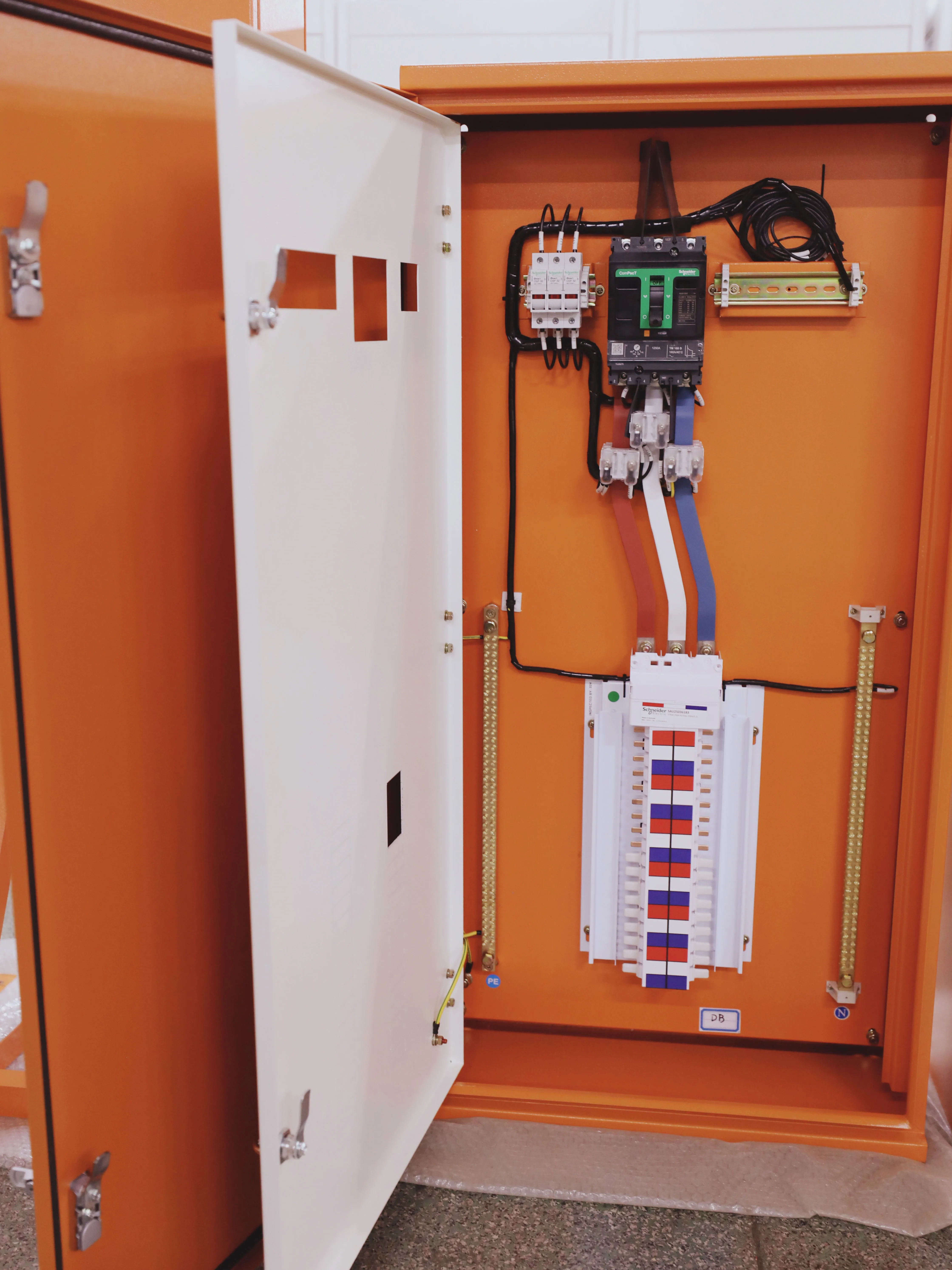 Mounted Electrical Distribution Cabinet AS/NZS 61439 Australian Standard Solar Power System 3 Phase IP66 Wall