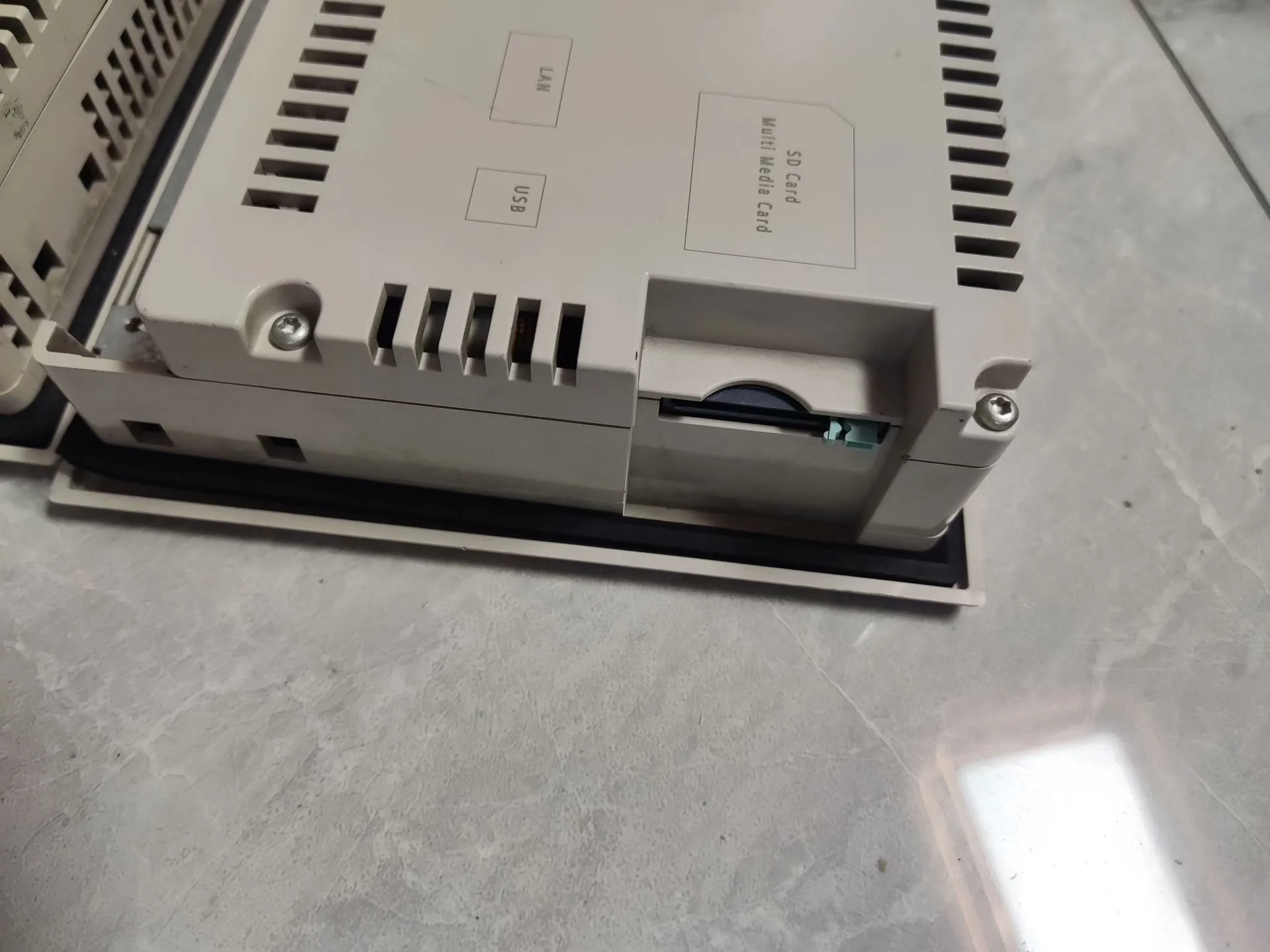 6AV6 642-0BA01-1AX1 لوحة HMI لشركة سيمنز 6AV6642-0BA01-1AX1